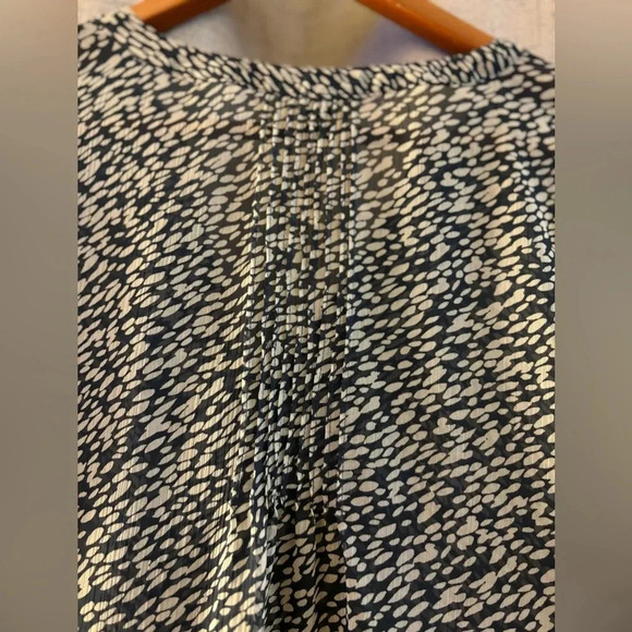 Gap Women’s Size S. Sheer V Neck Blouse. Botton down front. - Picture 5 of 6